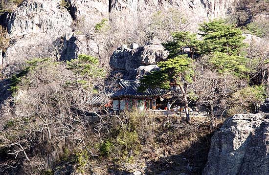 마애불이 각인된 천인암 위로 도솔천 내원궁이 들어서 있고 그 뒤로 산신각이 있다. 오른쪽 너럭바위로 올라서면 날개를 달고싶다. 그러나 결국 내원궁은 내 맘속에 있는 듯하다. 